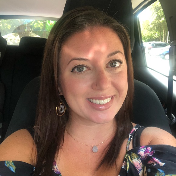 Profile Picture of Dana Zecchino (@dez1215) on Poshmark