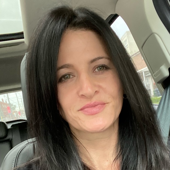 Profile Picture of Lynette Bavington (@thebavette) on Poshmark