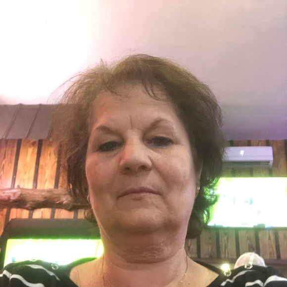 Profile Picture of Alice Marshall (@amarshal_2000) on Poshmark