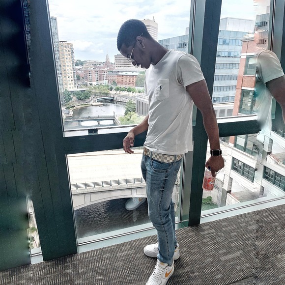 Profile Picture of Tiven Sõsa (@tiven_s) on Poshmark