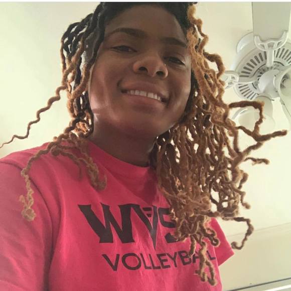 Profile Picture of Brittney Deveaux (@brittney_brook) on Poshmark