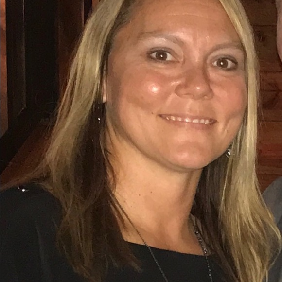 Profile Picture of Lisa Hankes (@lah1422) on Poshmark