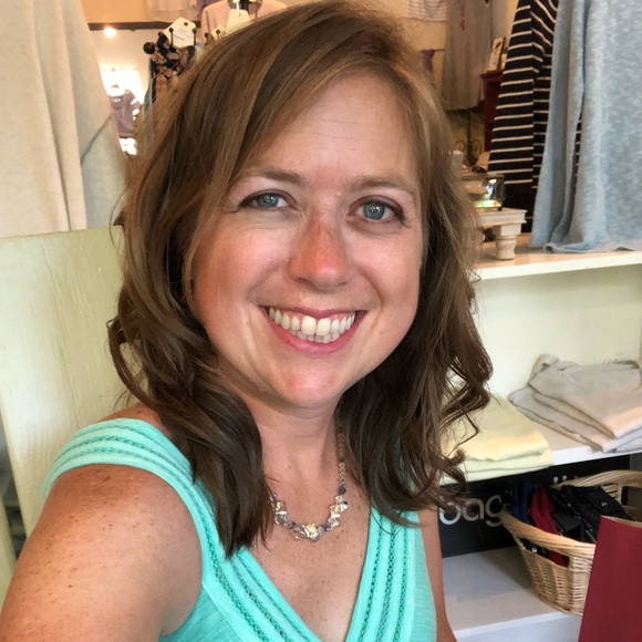 Profile Picture of Amy Manderscheid (@beachlover1979) on Poshmark