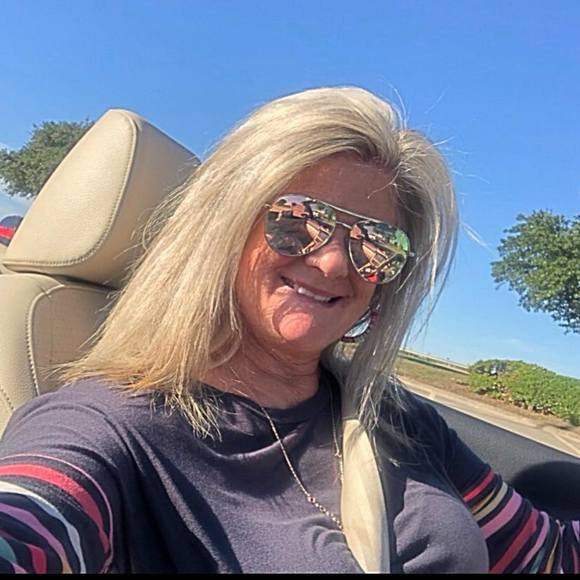 Profile Picture of Debbie Albracht (@dalbra) on Poshmark