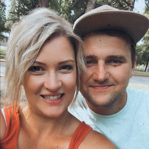 Profile Picture of Laura Goertzen (@lauraegoertzen) on Poshmark