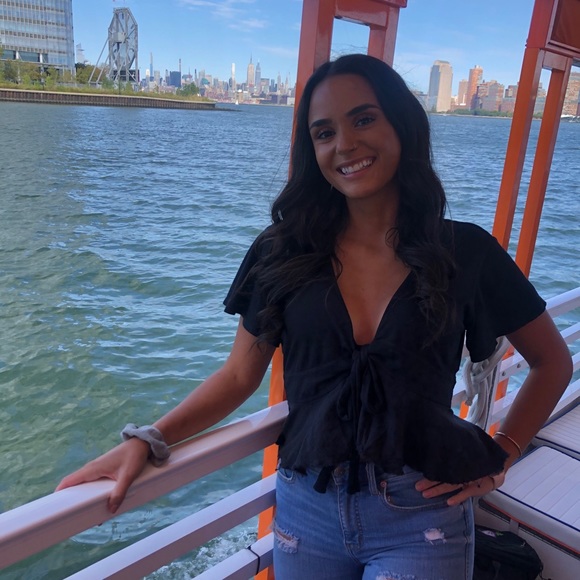 Profile Picture of Alexa Colangelo (@alexacolangelo) on Poshmark