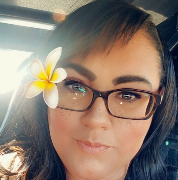 Profile Picture of Renee Serna (@renee_serna) on Poshmark