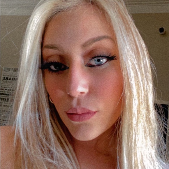 Profile Picture of Sarah Anderko (@sarahanderk0) on Poshmark