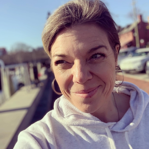 Profile Picture of Tara Boertzel (@schuenemom) on Poshmark