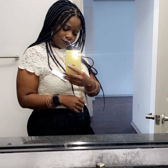 Profile Picture of Justine Cheeks (@cheeksjustine) on Poshmark