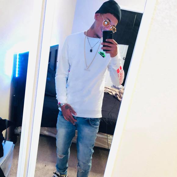 Profile Picture of Joel Valle (@joelvalle984) on Poshmark