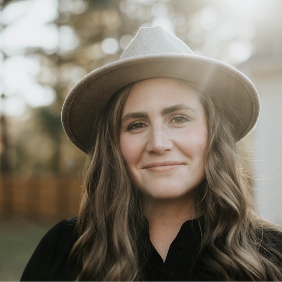 Profile Picture of Chloé Hoffmann (@chloehoffmann) on Poshmark