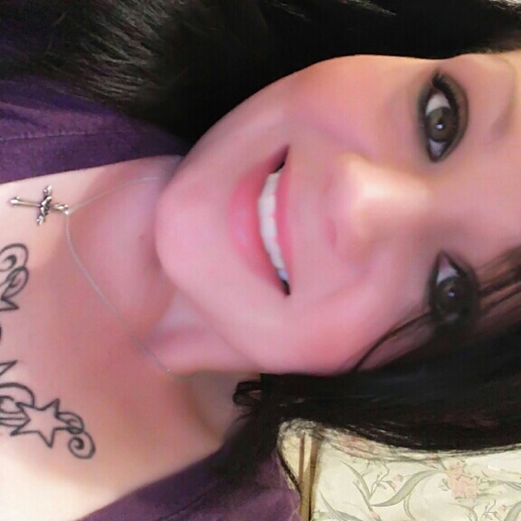 Profile Picture of Amber Okeeffe (@amber24_7) on Poshmark
