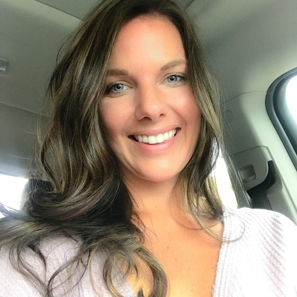 Profile Picture of Jillian Bowen (@jillyb490) on Poshmark