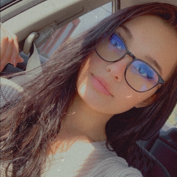 Profile Picture of Jules Kokhanevych (@jkokhanevych) on Poshmark