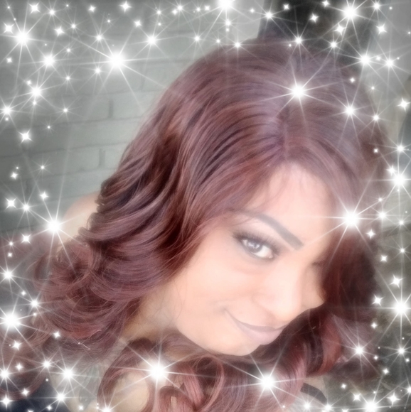 Profile Picture of Lora Robertson-wright (@lorarobertso502) on Poshmark