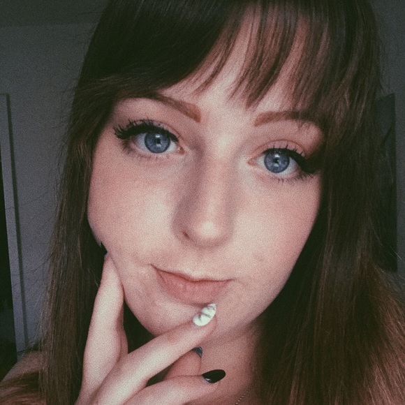 Profile Picture of Mikaela Jovanovich (@mikaelajov) on Poshmark