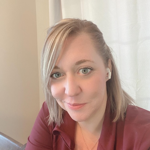 Profile Picture of Amanda Brea (@amanda_brea) on Poshmark