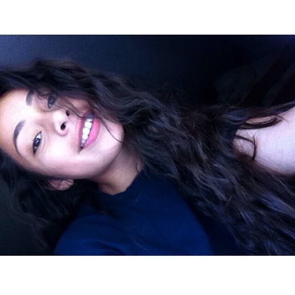 Profile Picture of Elizabeth Agular (@twintwoliz) on Poshmark