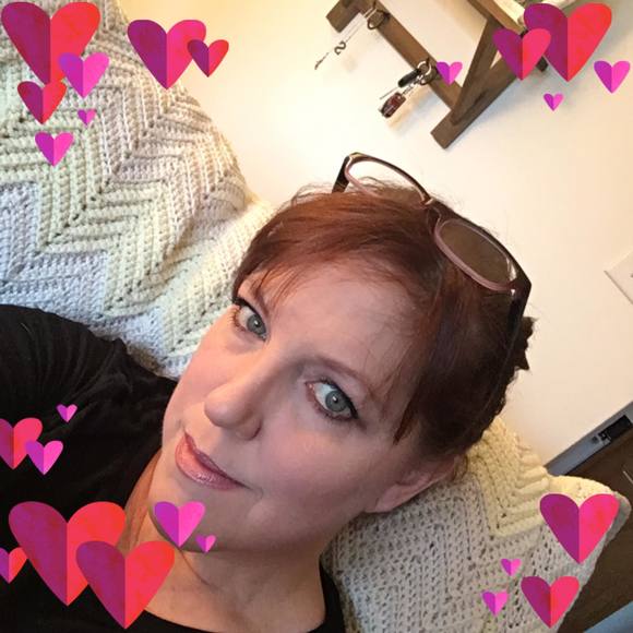 Profile Picture of Denise Mcmurran chinavare (@denisechinmc) on Poshmark