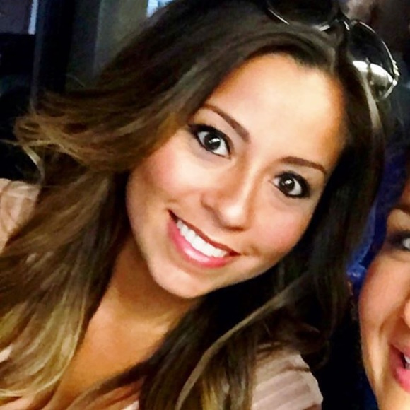 Profile Picture of Laura Rifelli (@lr275980) on Poshmark