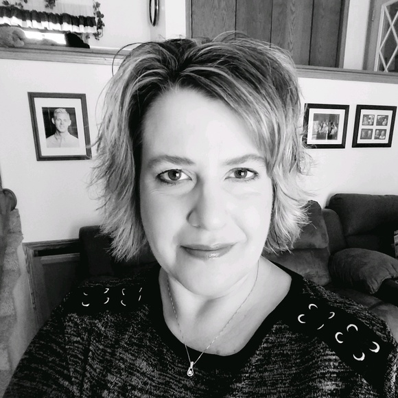 Profile Picture of Heidi Walswick (@hwalswick) on Poshmark