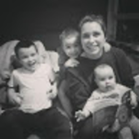 Profile Picture of Erin Zemaitis (@erinmaryz) on Poshmark