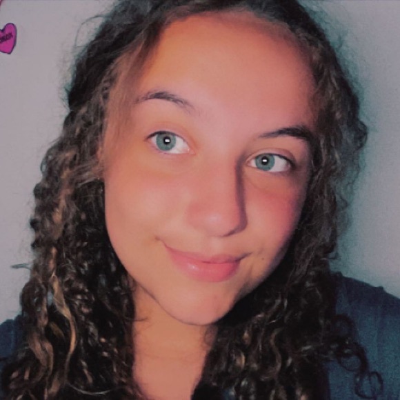 Profile Picture of Milania Wachter (@milania08) on Poshmark