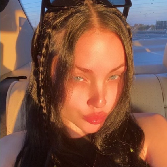 Profile Picture of Isabella Schneider (@isabellaschn444) on Poshmark