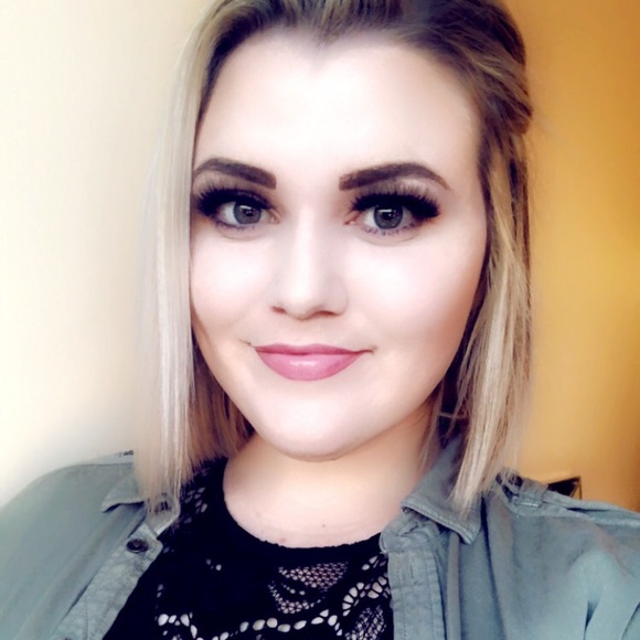 Profile Picture of Linzee Wall (@linzeewall99) on Poshmark