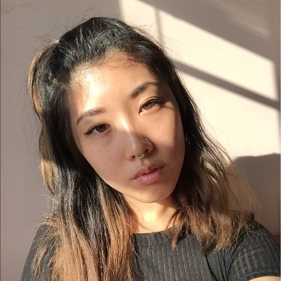 Profile Picture of Elizabeth Song (@kmqts) on Poshmark