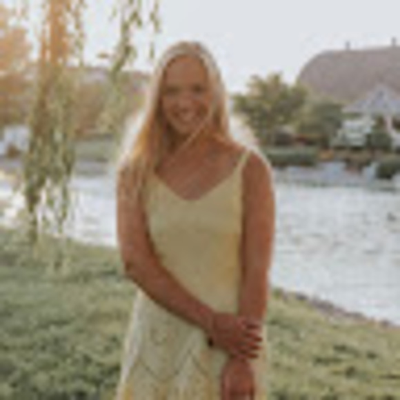 Profile Picture of Lily Schneider (@ianacorn) on Poshmark