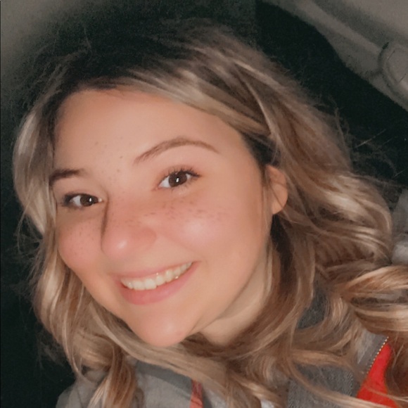 Profile Picture of Alyssa Harlamert (@a_catherine12) on Poshmark