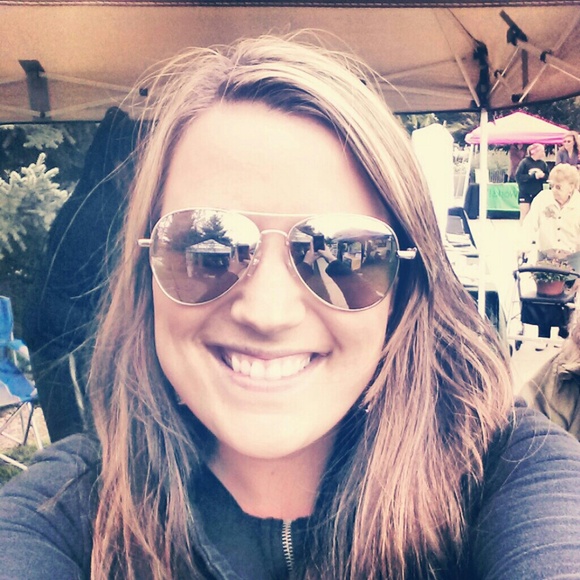 Profile Picture of Jamie Biwer (@jamiedanielle5) on Poshmark