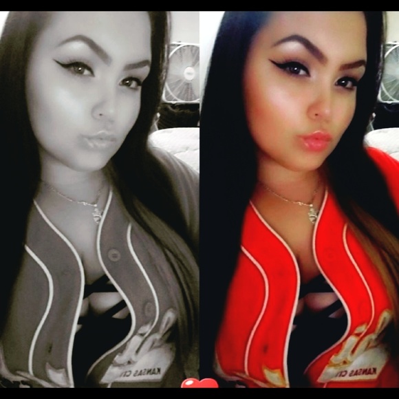 Profile Picture of Carly Emery (@carlyaemery98) on Poshmark