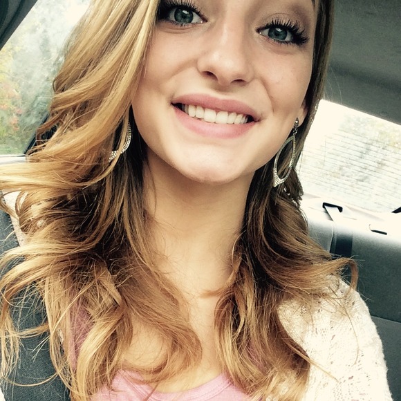 Profile Picture of Rachael Crose (@crose_23) on Poshmark