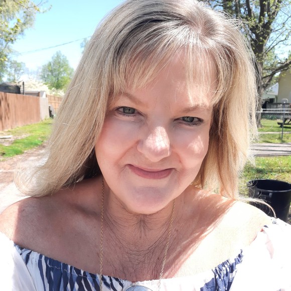 Profile Picture of Debbie Reiman (@debbiebenson1) on Poshmark