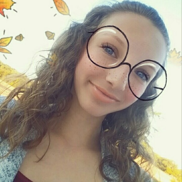 Profile Picture of Kyla Thyer (@kgthyer) on Poshmark