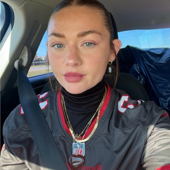 Haley Knowles - Poshmark Profile Picture of Haley Knowles (@haleyaknowles) on Poshmark