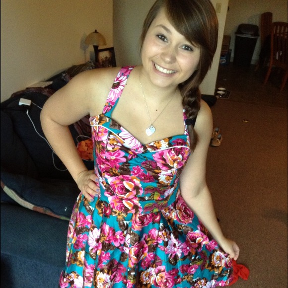 Profile Picture of Ashley Majoros (@xosmashley) on Poshmark