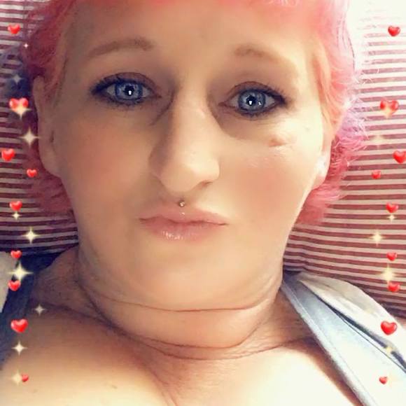 Profile Picture of Christina Loggins (@christinaloggin) on Poshmark