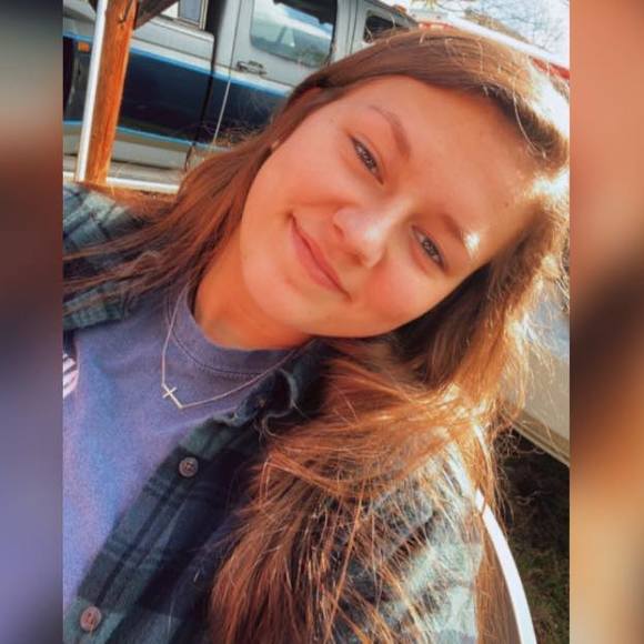 Profile Picture of Tori Mullins (@vmullins122) on Poshmark