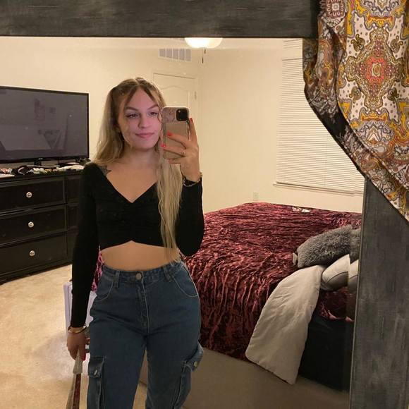 Profile Picture of Amanda Kicker (@kicker_amanda) on Poshmark