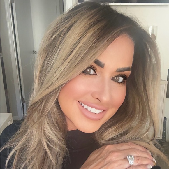 Lori Mitzel - Poshmark Profile Picture of Lori Mitzel (@lorigeros) on Poshmark