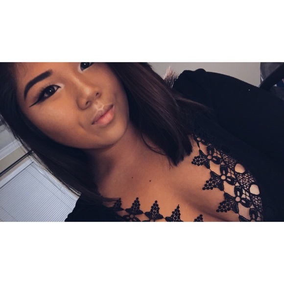 Profile Picture of Tina Huynh (@thenamestinaa) on Poshmark