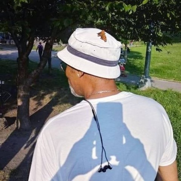 Profile Picture of Leonard Hubbard (@leonardhubbard) on Poshmark