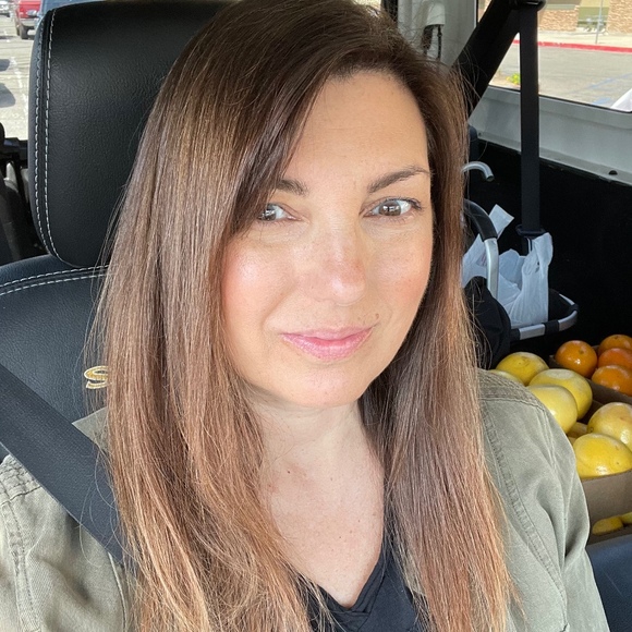 Profile Picture of Erika Nicholson (@ellenickels) on Poshmark