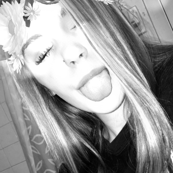Profile Picture of Alecia Towner (@alecia9x) on Poshmark