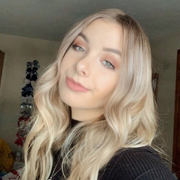 Profile Picture of Julia Ventura (@julventura42) on Poshmark