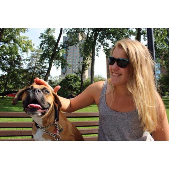 Profile Picture of Alexie Dussault (@alexiedussault) on Poshmark